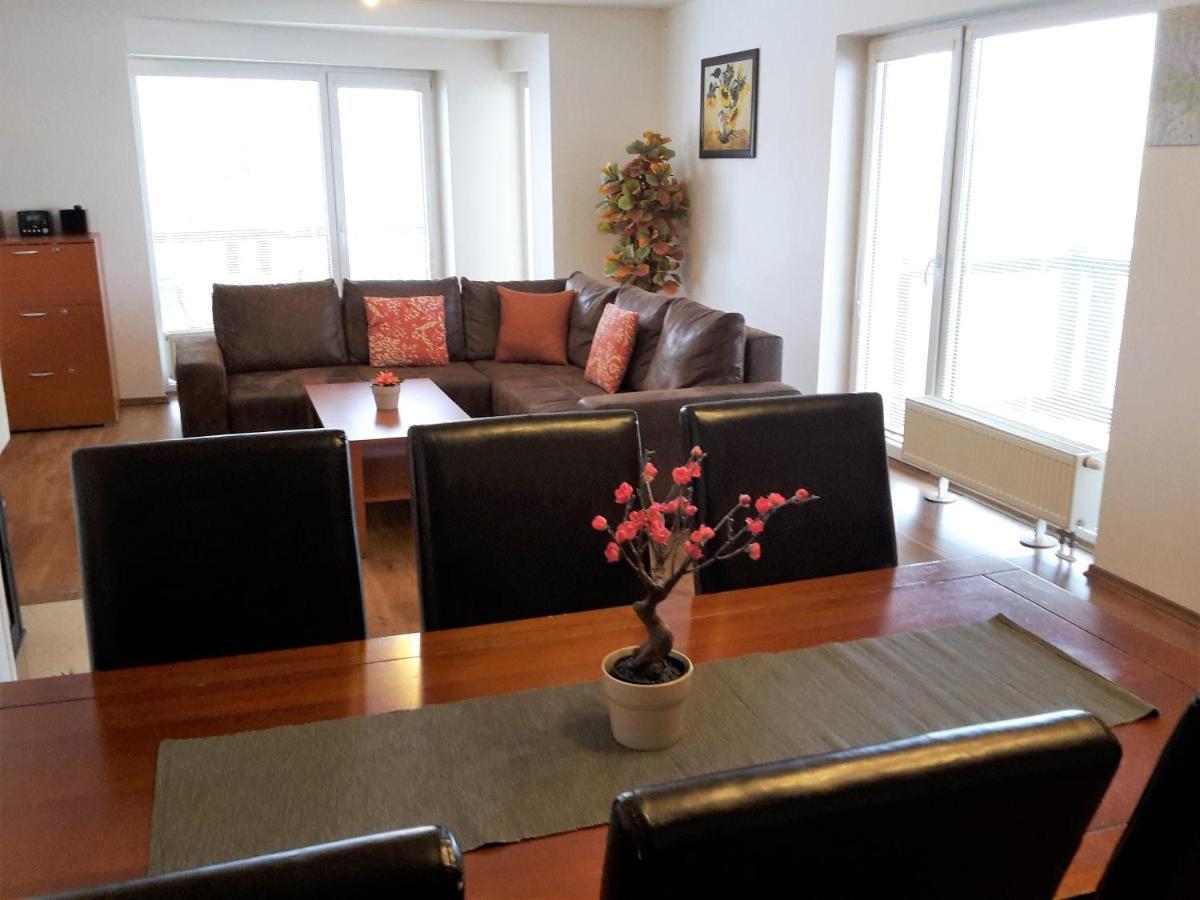Apartman Slavkov Home & Parking Нова Лесна Екстер'єр фото