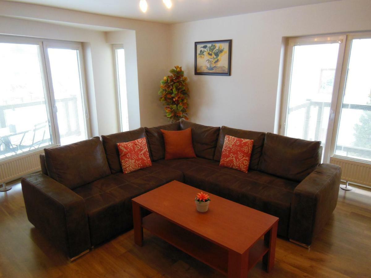 Apartman Slavkov Home & Parking Нова Лесна Екстер'єр фото